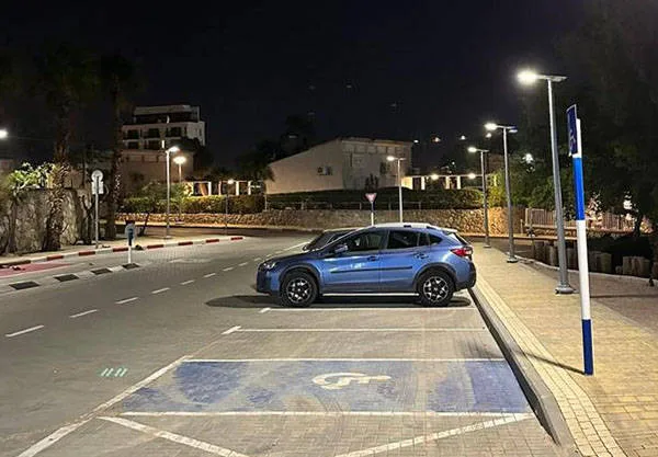 Parking Lots - Commercial and public parking facilities with VOLTIC solar street lights