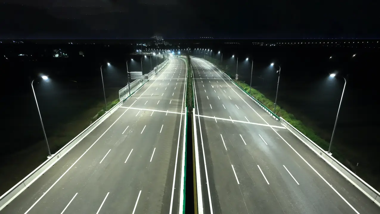 Roads & Highways - Expressway and main road illumination with VOLTIC solar street lights